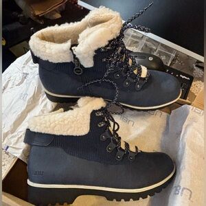 JBU Navy with Cream Sherpa Lining Boots. NIB size 10 medium.